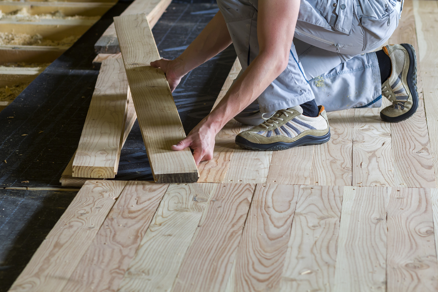 AC Reformas: Expert installation of hardwood flooring, providing a sleek and durable finish to your home.